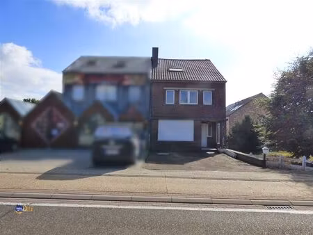 te renoveren woning met 3 slaapkamers en garage