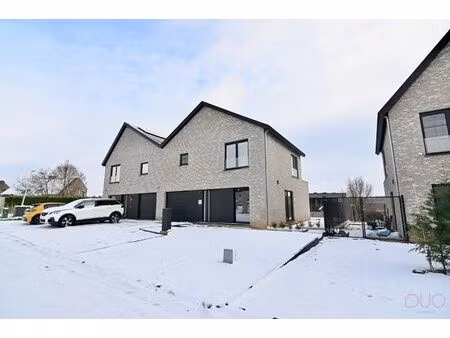 instapklare halfopen bebouwing uit 2020 in tongerse stadsrand.