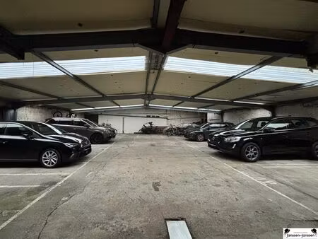 ruim magazijn van 332 m² met 13 overdekte parkeerplaatsen