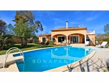 maison avec piscine et cuisine d’été