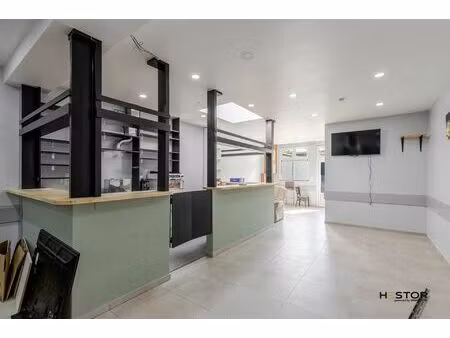 centraal gelegen handelsruimte met duplex appartement in sint-niklaas