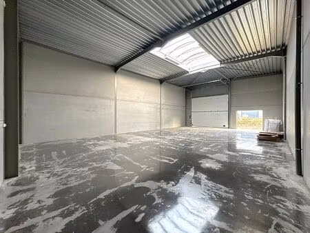 nb magazijn (272m²) inclusief 1 private parkeerplaats op industriezone