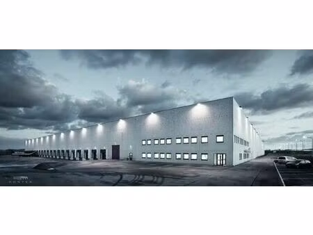 logistiek magazijn met kantoren te huur