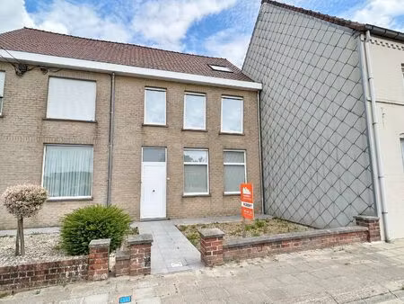 volledig vernieuwde woning met 3 slpk  gezellige tuin en garage.