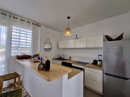 grand t2 meublé à sainte-anne