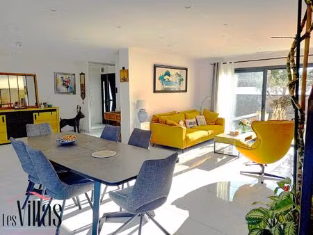 aux portes de st cyprien - villa d'architecte récente avec piscine et garage.