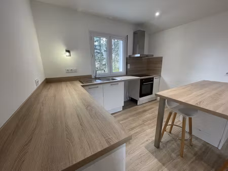 appartement récent au 1er étage d'une maison