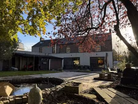 spacieuse maison avec beau jardin offrant un fort potentiel