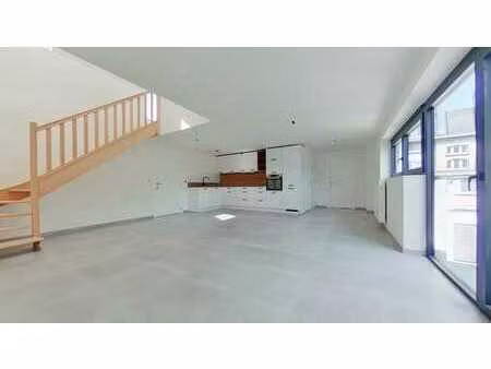 superbe appartement duplex trois chambres en plein centre...