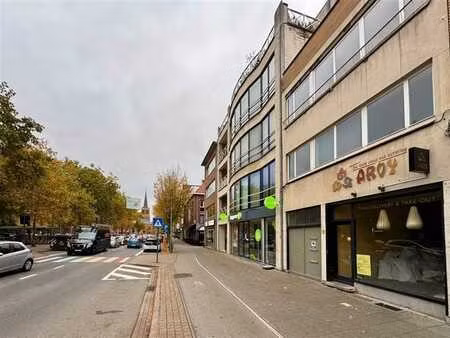 en s'appuyant sur the crown.