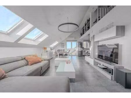 superbe appartement avec balcon  spacieux et récent ( 2020 )