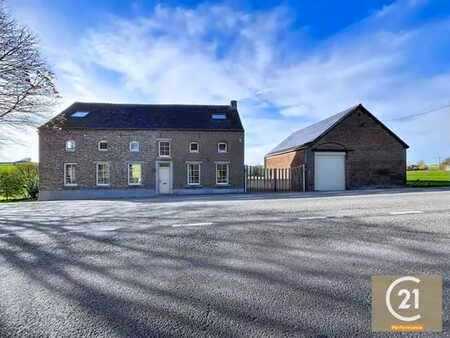 maison 4 façades de 3 chambres avec entrepôt et 4 garages!