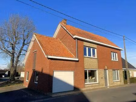 landelijke woning met bijgebouwen en grond in diksmuide-w...