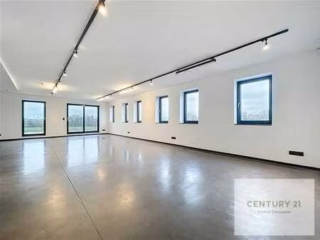 belle surface de bureaux d'un petit immeuble récent