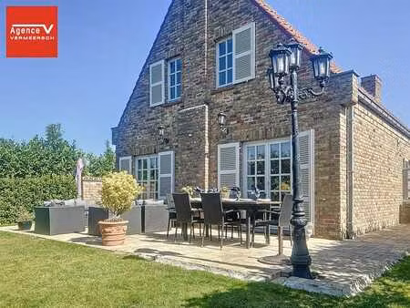 villa résidentielle située sur un grand terrain (711m²) - j