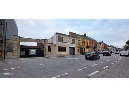 entrepôt rénové avec quais et accès multiples.