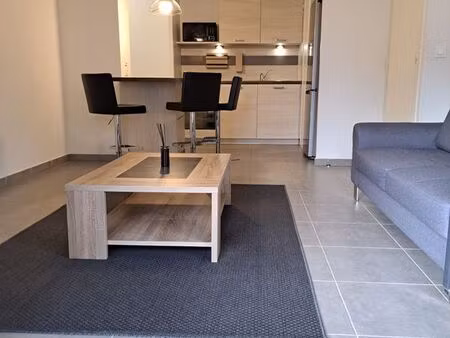 t3 traversant avec box dans une résidence récente