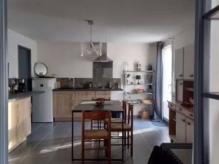 appartement de 62 m² en rez-de-chaussée avec cour privative et stationnemen