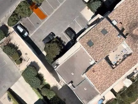 place de parking extérieur