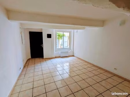 t2 plein centre ville habitable immédiatement