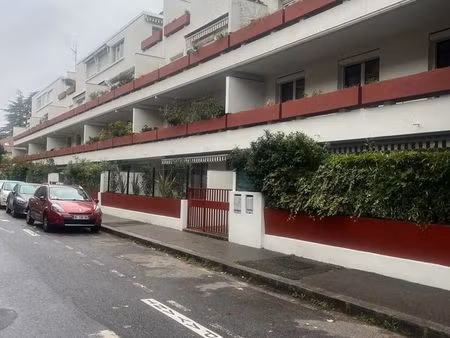 ? dernier étage • sans vis-à-vis • lumineux • calme • idéalement situé ?secteur république