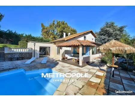 propriété 5 pièces 251 m²