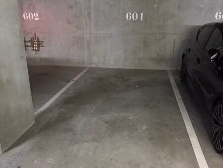 ?️ place de stationnement sécurisée – vénissieux (9 boulevard jodino)