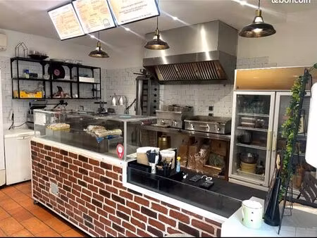 a vendre pas de porte commercial - le puy ste reparade