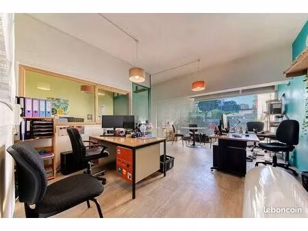 direct vendeur  local commercial en rdc à villeurbanne . 114 m². grande vitrine avec ridea