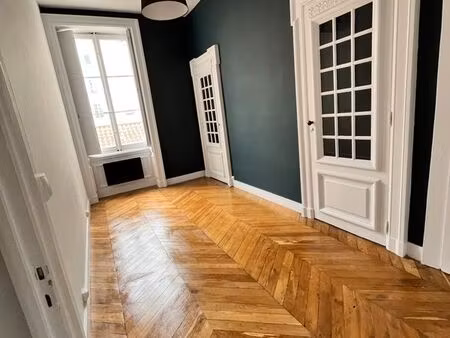 bureau lumineux de 42 m² pleins cœur de lyon