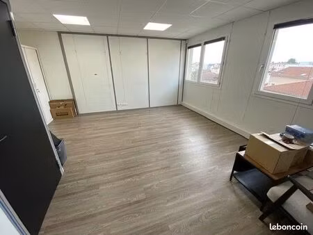 bureau lumineux et au calme côté cour