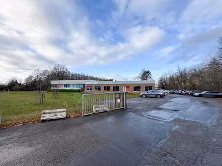 bâtiment semi-industriel à vendre à l'entrée du pae de harzé