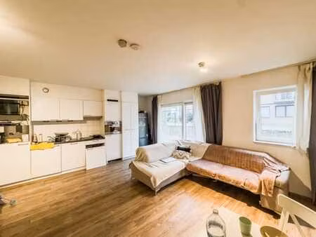 clos privatif: studio au rdc avec terrasse.