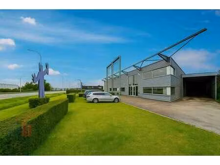 opvallend bedrijfsgebouw met kantoor te roeselare – uitst...