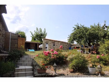 maison spacieuse en pierres avec terrain