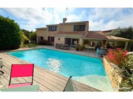 villa t6/7 spacieuse et appartement (t2) indépendant avec jardin paysagé  double garage et