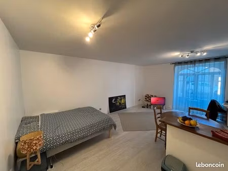 studio rdc avec petite terrasse