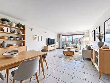 bel appartement avec terrasse à l'avant et l'arrière.