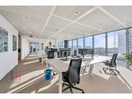 1.005 m² de bureaux prêts à l'emploi à un emplacement de ...
