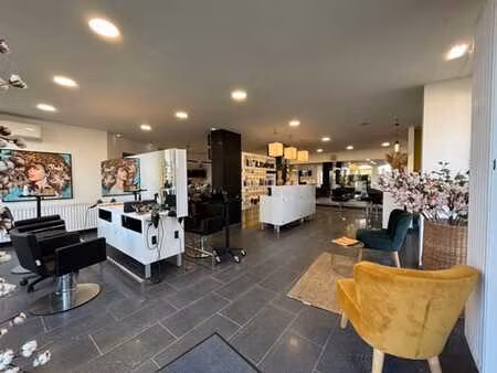 situation idéale  commerce de 100 m² avec garage à rocourt