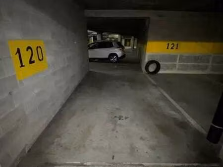 a 2 pas du sablon et de la grand place - emplacement de park