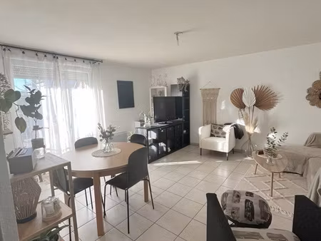 t3 en rez-de-chaussée avec terrasse  piscine et parkings r