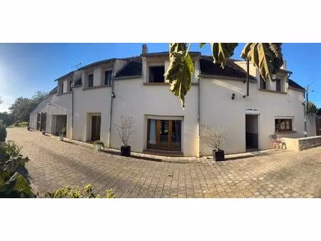 maison familiale avec piscine  dépendances et espaces de vie exceptionnels