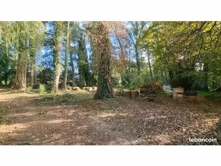 ? terrain de loisir en bordure de rivière