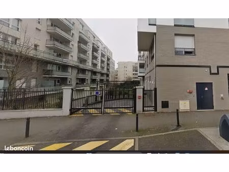 place parking couvert 3min à pied gare