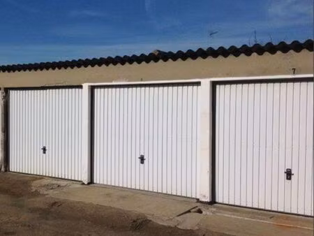 box fermé à louer - 14 m2 - proche gare de chelles