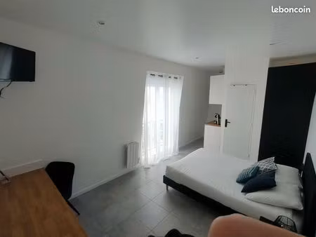 studio proche rer c sans dossier