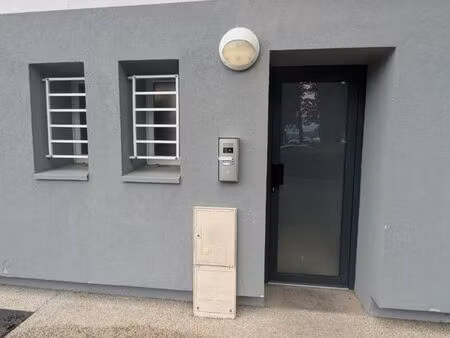 local professionnel lumineux disponible rapidement