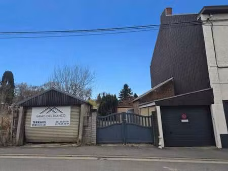 à vendre : terrain à bâtir avec 3 garages et 1 remise !
