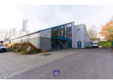 entrepôt/show-room érigé sur 2.696m²  à côté de la n58 ! no